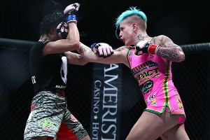 Bec Rawlings (R) battles Mizuki Inoue (Dave Mandel/Sherdog)