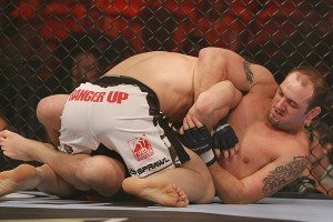 Cummings (R) (Dave Mandel/Sherdog)