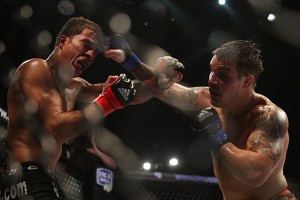 Adam Townsend (R) and Yuri Villefort (Keith Mills/Sherdog)