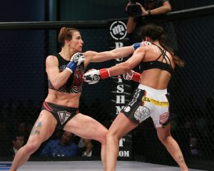 Schneider (L) (Scott Hirano/Invicta FC)