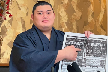 Sumo wrestler Onosato displays the Kyushu banzuke.