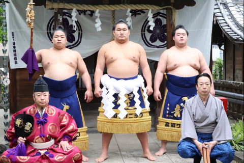 Sumo yokozuna Hoshoryu (center) flanked by Hiradoumi (left) and Meisei (right) before the 2025 May tournament.
