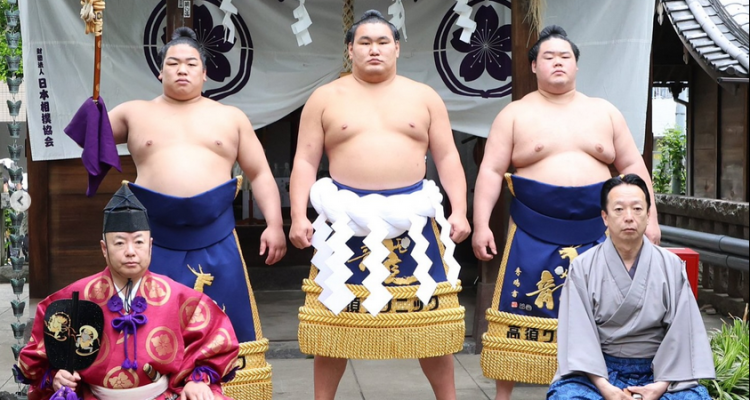 Sumo yokozuna Hoshoryu (center) flanked by Hiradoumi (left) and Meisei (right) before the 2025 May tournament.