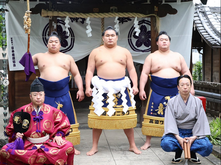 Sumo yokozuna Hoshoryu (center) flanked by Hiradoumi (left) and Meisei (right) before the 2025 May tournament.