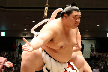 Yokozuna Onosato performing the dohyo iri at a sumo event in 2025.