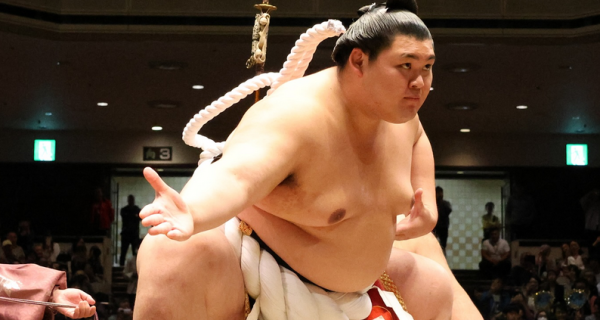 Yokozuna Onosato performing the dohyo iri at a sumo event in 2025.