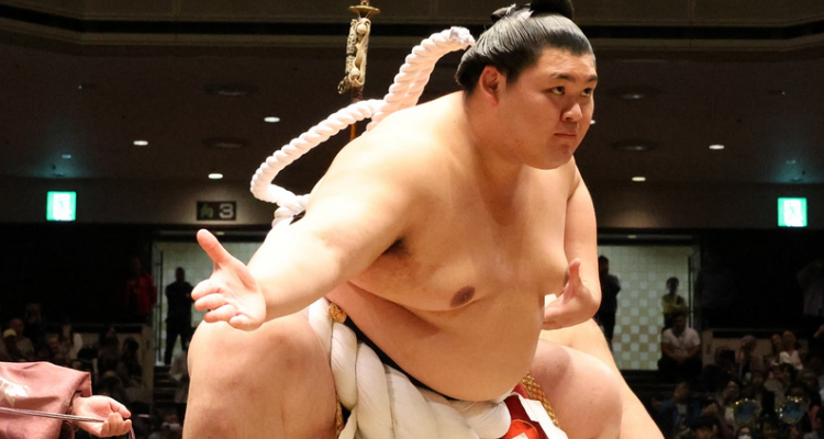 Yokozuna Onosato performing the dohyo iri at a sumo event in 2025.