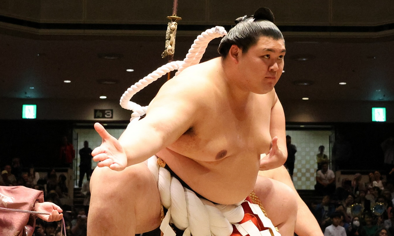 Yokozuna Onosato performing the dohyo iri at a sumo event in 2025.