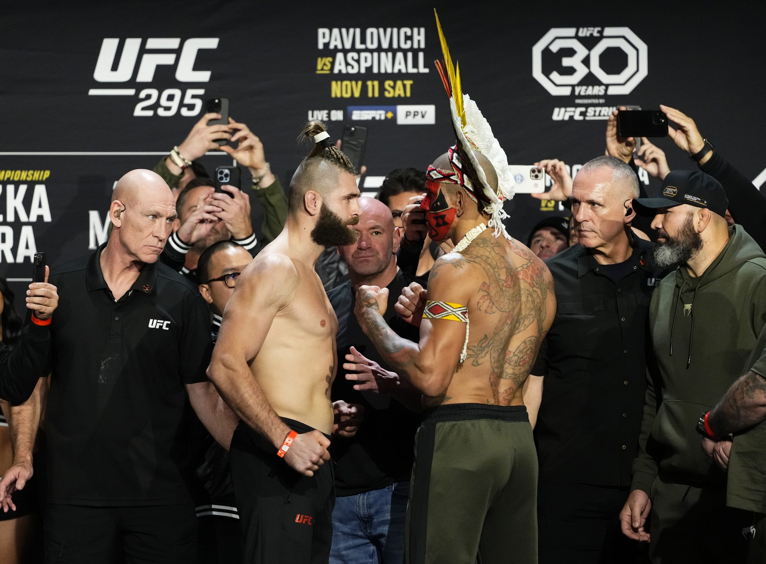 UFC 295 live results: Pereira stuns Prochazka for title, Aspinall